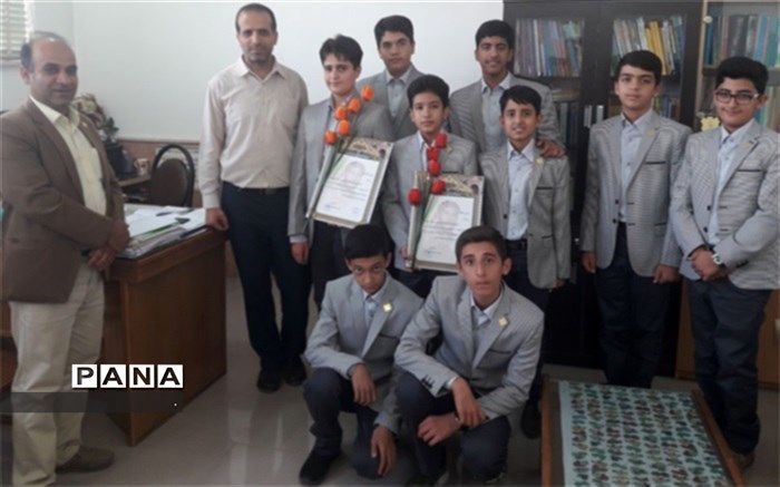 حضور تعدادی از دانش آموزان دبیرستان شهید ذوالفقاری در اداره آموزش و پرورش میبد