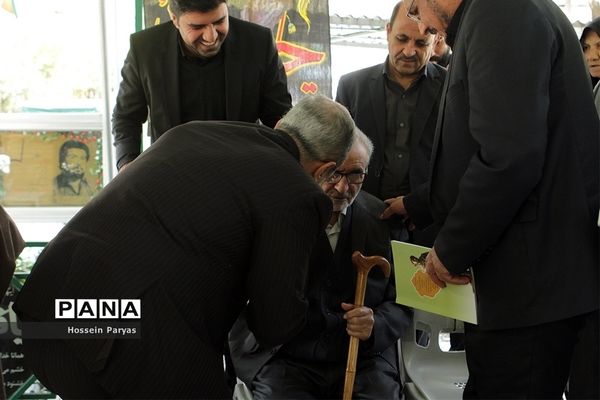 ادای احترام وزیر آموزش و پرورش به مقام شهید محمد حسین فهمیده