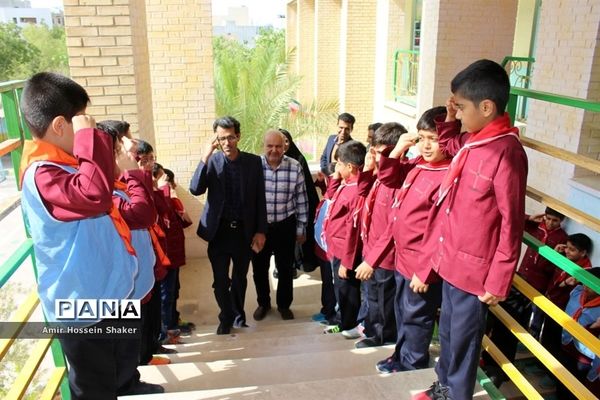 بازدید رئیس اداره شاهد آموزش و پرورش استان بوشهر از نمایشگاه خلاقیت دبستان شهید ماهینی