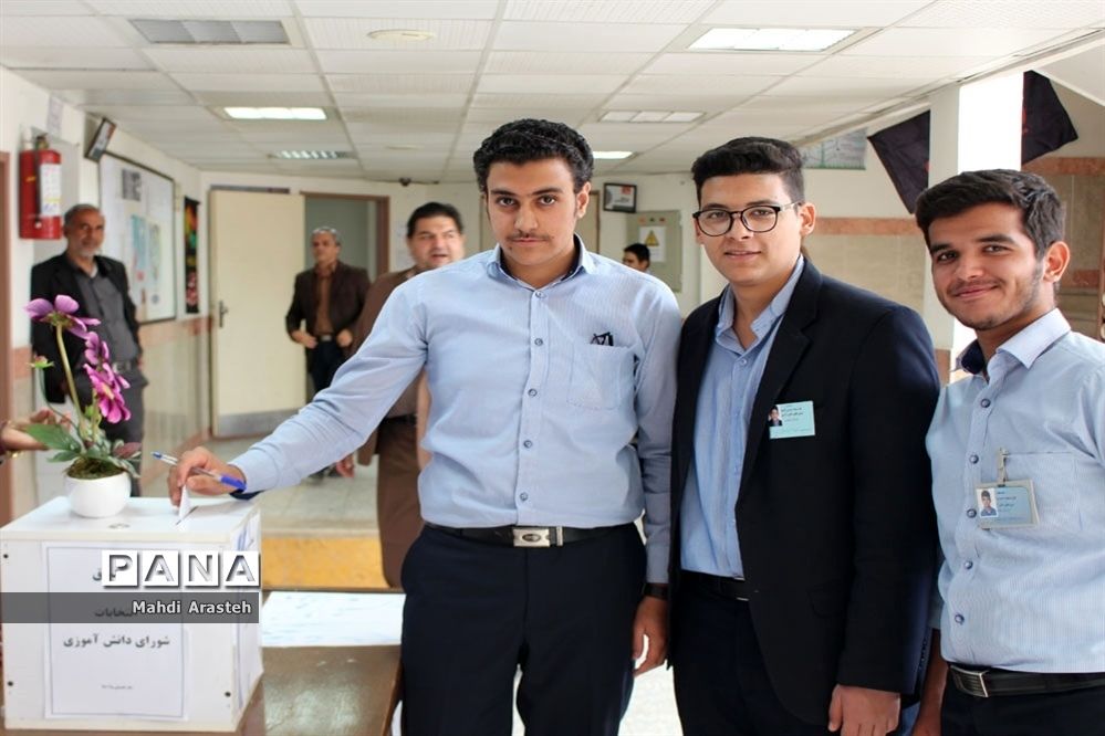 برگزاری انتخابات دانش‌آموزی در هنرستان البرزخراسان جنوبی
