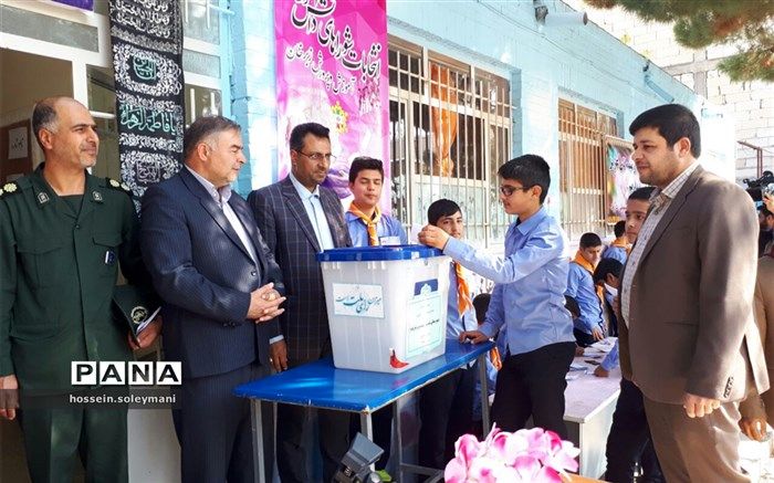 بیست و یکمین دوره انتخابات شوراهای دانش آموزی همزمان با مدارس سراسر کشور برگزار شد