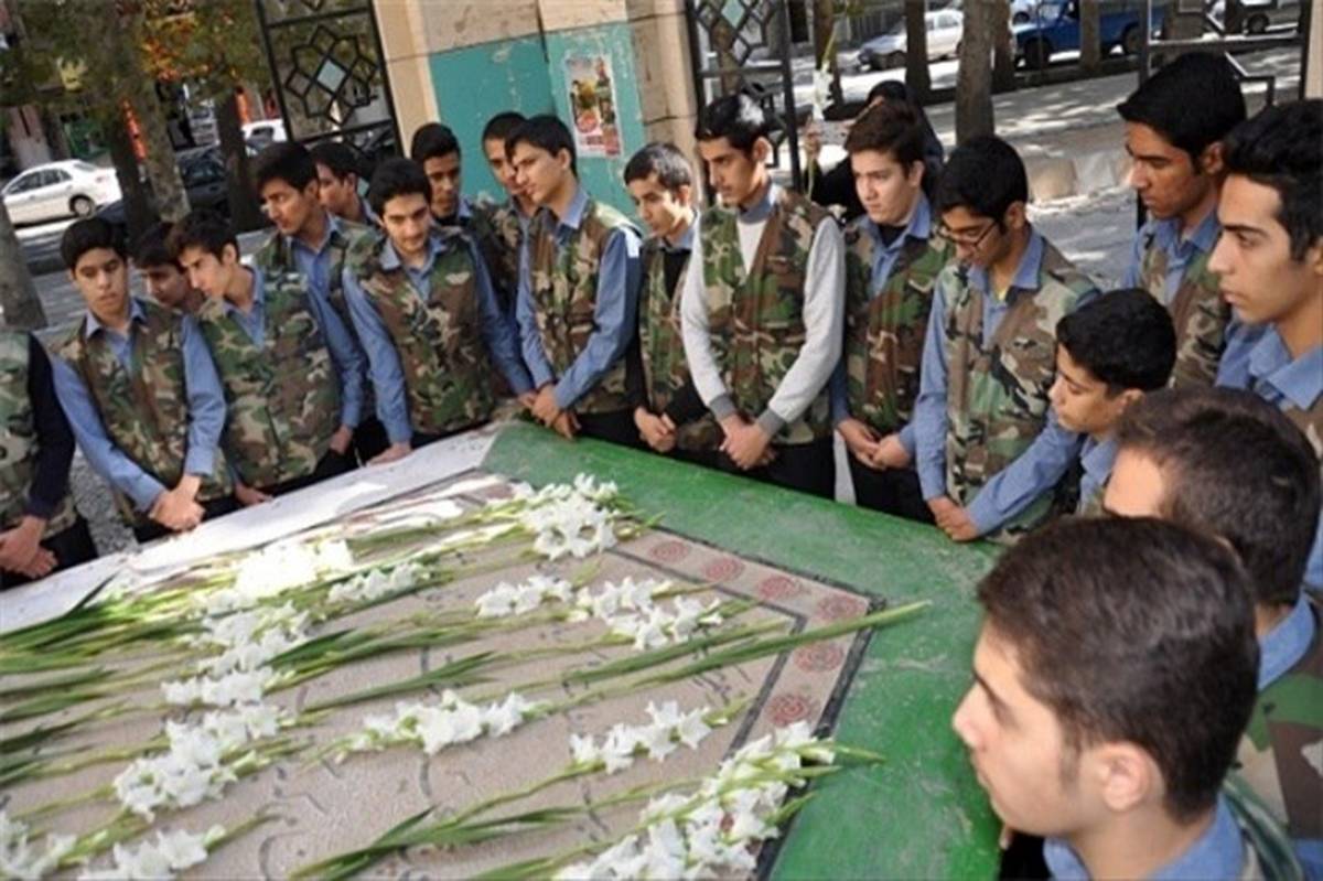 آئین غباروبی و گلباران مزار شهدا توسط بسیج دانش آموزی شهریار