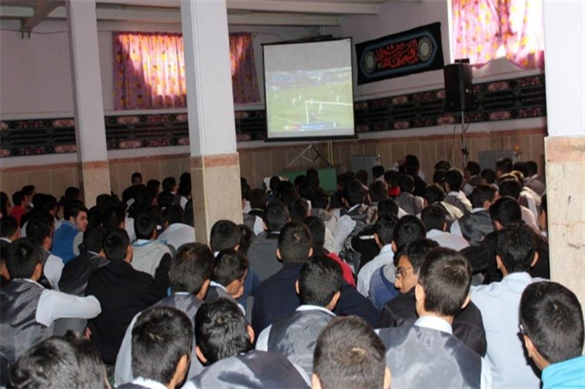 پخش زنده مسابقه فوتبال پرسپولیس در مدارس ناحیه دو شهرری