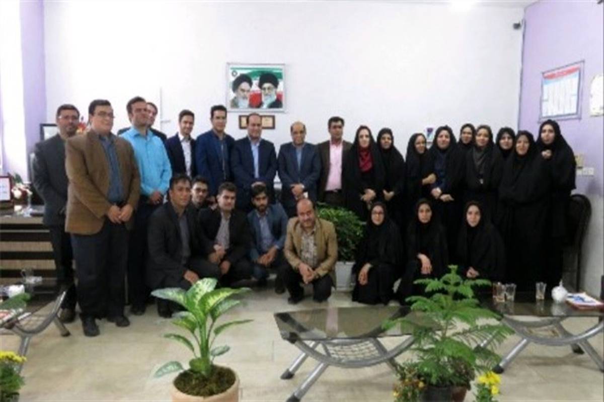 نشست صمیمی مدیر کل آموزش و پرورش استان یزد با معلمان و دانش آموزان دبستان قرآنی مدرس