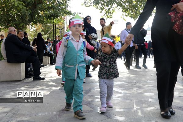 شور و نشاط دانش‌آموزان شیرازی در 13 آبان