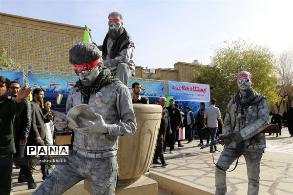 شور و نشاط دانش‌آموزان شیرازی در 13 آبان