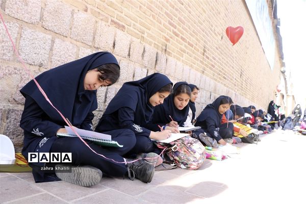 شور و نشاط دانش‌آموزان شیرازی در 13 آبان