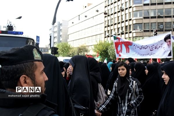 مراسم راهپیمایی ۱۳ آبان  با حضور مقامات لشکری و کشوری