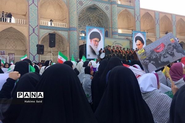 حضوردانش آموزان دبیرستان فرزانگان دوره اول ناحیه 2 یزد در راهپیمایی 13 آبان