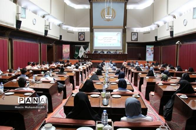 نشست صمیمی معاون استاندار با نمایندگان تشکلها دانشآموزی خراسان رضوی
