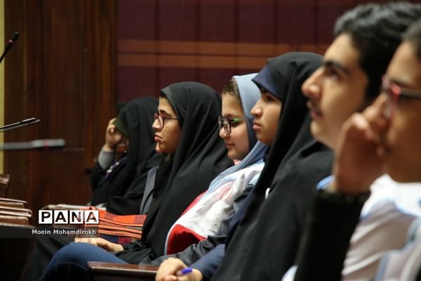 نشست صمیمی معاون استاندار با نمایندگان تشکل‌ها دانش‌آموزی خراسان رضوی