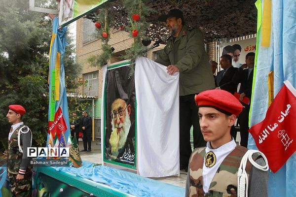 مانور پدافند غیرعامل در صبحگاه مشترک دانش‌آموزی