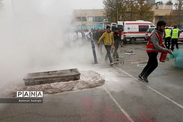 مانور پدافند غیرعامل در صبحگاه مشترک دانش‌آموزی