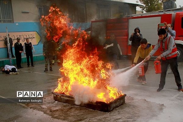 مانور پدافند غیرعامل در صبحگاه مشترک دانش‌آموزی