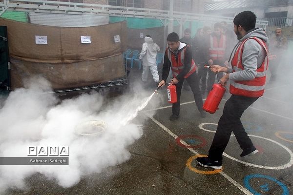 مانور پدافند غیرعامل در صبحگاه مشترک دانش‌آموزی