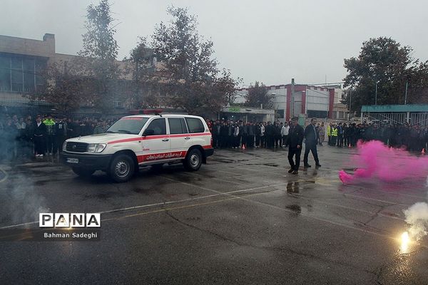 مانور پدافند غیرعامل در صبحگاه مشترک دانش‌آموزی