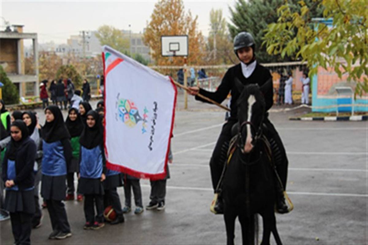 برگزاری مراسم نمادین المپیاد ورزشی درون مدرسه ای در دبیرستان فرزانگان همدان