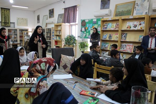 بازدید دانش آموزان پیشتاز از کتابخانه استاد کامبوزیا در زاهدان