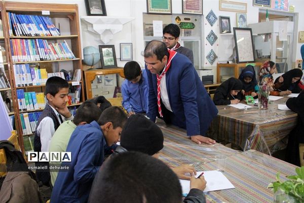 بازدید دانش آموزان پیشتاز از کتابخانه استاد کامبوزیا در زاهدان