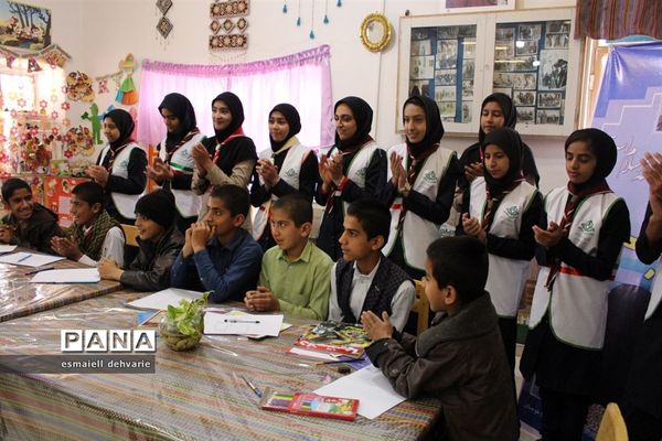 بازدید دانش آموزان پیشتاز از کتابخانه استاد کامبوزیا در زاهدان