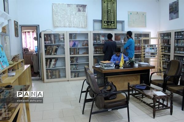 بازدید دانش آموزان پیشتاز از کتابخانه استاد کامبوزیا در زاهدان
