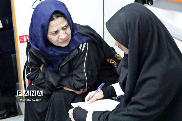 استقرار اتوبوس ارائه خدمات رایگان بهداشتی به‌مناسبت هفته ملی دیابت در پارک آزادگان بیرجند