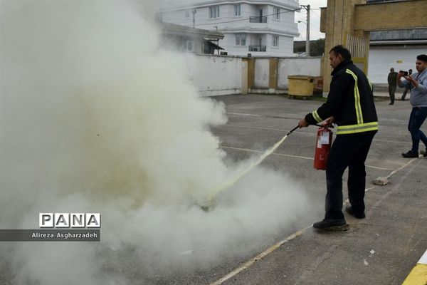 مانور زلزله در مدرسه طلیعه انقلاب بابلسر