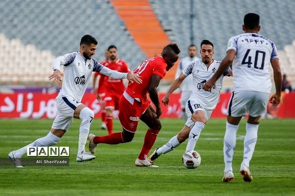 دیدار تیم‌های فوتبال پرسپولیس و پیکان