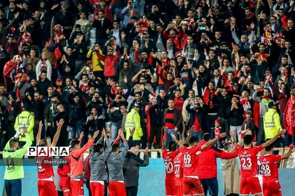 دیدار تیم‌های فوتبال پرسپولیس و پیکان