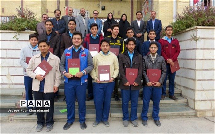 تجلیل از برگزیدگان المپیادها و جشنواره های خوارزمی دبیرستان شهید صدوقی دوره دوم