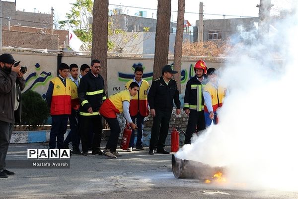 بیستمین مانور سراسری زلزله و ایمنی مدارس درآموزشگاه سلمان فارسی بیرجند