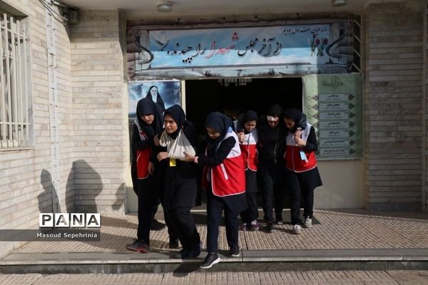 بیستمین مانور سراسری زلزله در هنرستان باقرالعلوم در تبریز