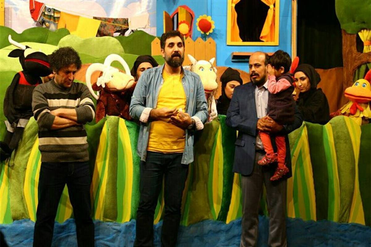افتتاح نمایش «دهکده هاپوخان» با حضور خانواده شهیدان مدافع حرم