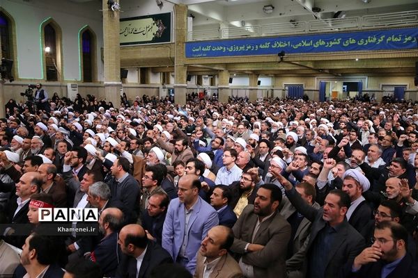 دیدار مسئولان نظام و میهمانان کنفرانس وحدت اسلامى‌ با مقام معظم رهبری