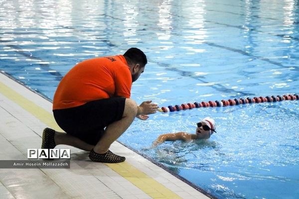 رکورد زنی شنای استقامت توسط ورزشکار دچار سندروم داون