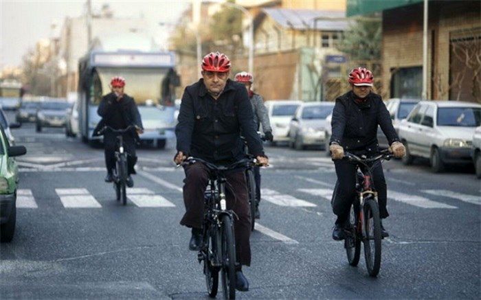 انتقاد کرباسچی از دوچرخه سواری حناچی  +عکس