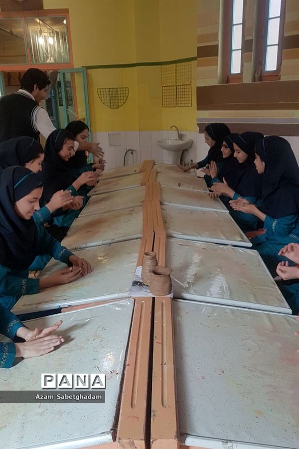 بازدید دانش‌آموزان دبیرستان دکتر شاهی از کارگاه سفال گری