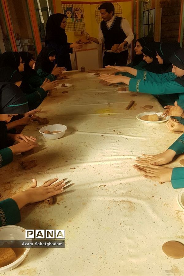 بازدید دانش‌آموزان دبیرستان دکتر شاهی از کارگاه سفال گری