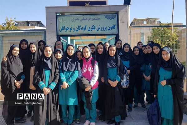 بازدید دانش‌آموزان دبیرستان دکتر شاهی از کارگاه سفال گری