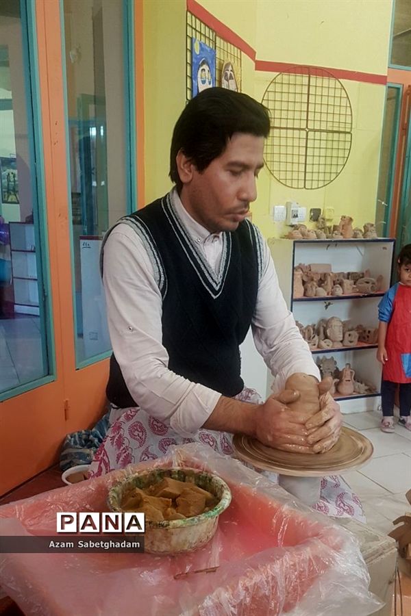 بازدید دانش‌آموزان دبیرستان دکتر شاهی از کارگاه سفال گری