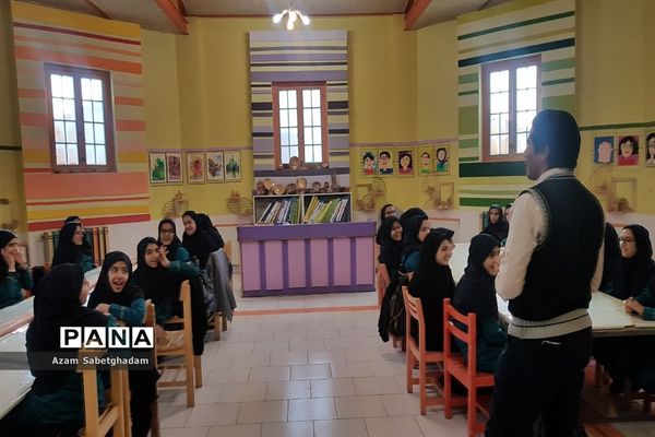 بازدید دانش‌آموزان دبیرستان دکتر شاهی از کارگاه سفال گری