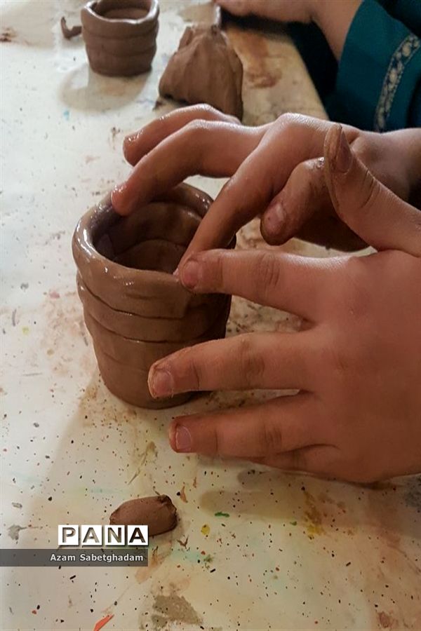 بازدید دانش‌آموزان دبیرستان دکتر شاهی از کارگاه سفال گری