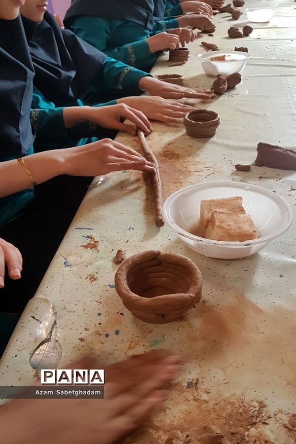 بازدید دانش‌آموزان دبیرستان دکتر شاهی از کارگاه سفال گری