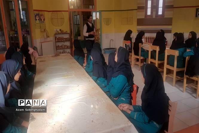 بازدید دانشآموزان دبیرستان دکتر شاهی از کارگاه سفال گری