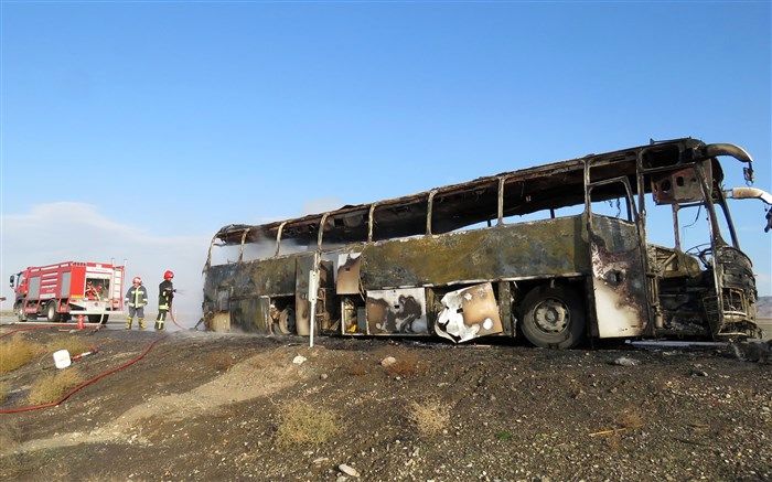 شعله های آتش، اتوبوس مسافربری را به پاره های آهن تبدیل کرد