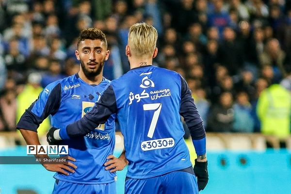 دیدار تیم‌های استقلال و پدیده