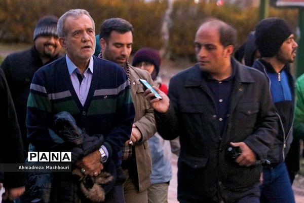 کوهپیمایی صمیمی اصحاب رسانه با مسعود پزشکیان در ارتفاعات عون بن علی تبریز