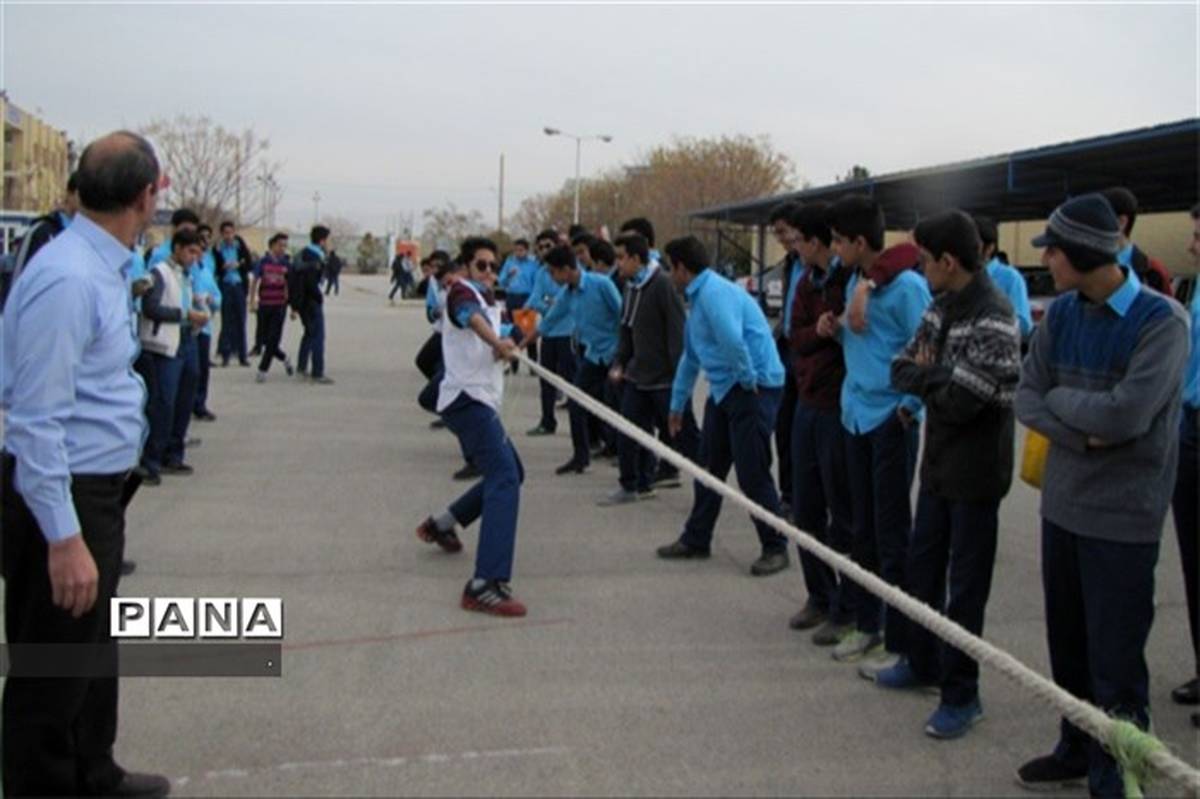 برگزاری فینال مسابقه طناب کشی در دبیرستان شهید صدوقی دوره دوم