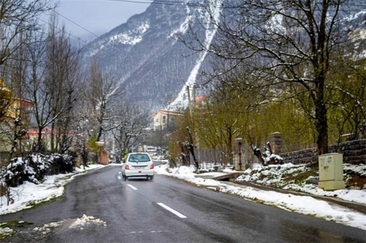 بارش برف وباران در جاده‌های 7 استان کشور