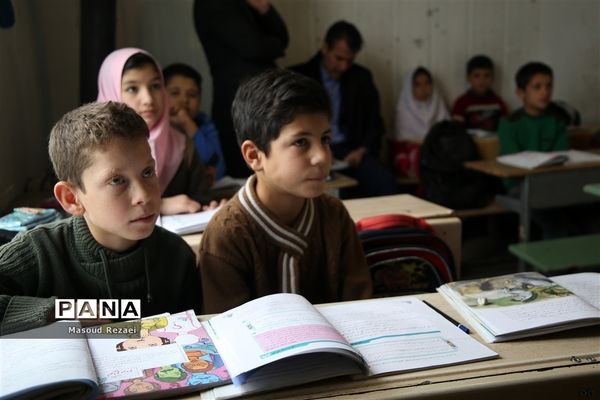 بازدید معاون مدیرکل و مدیر آموزش و پرورش میانه از مدارس روستایی